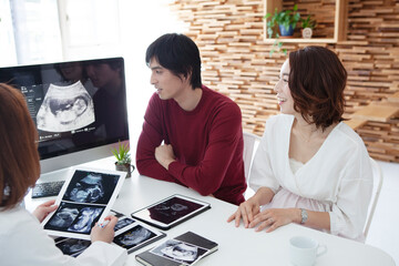 産婦人科を受診する妊娠した夫婦