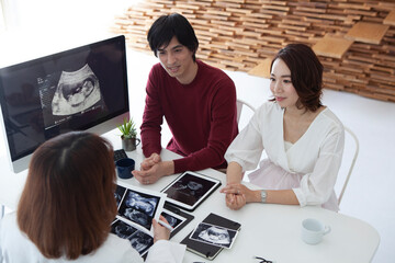 Fototapeta premium 産婦人科を受診する若い夫婦