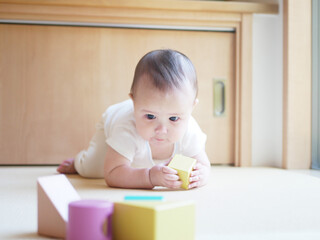 積み木で遊ぶハーフの赤ちゃん