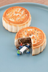 The family reunites at the dinner table at the moon cake gap