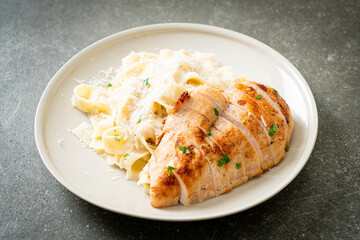 fettucine pasta white creamy sauce with grilled chicken