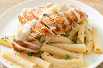 quadrotto penne pasta white creamy sauce with grilled chicken