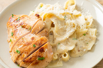 fettucine pasta white creamy sauce with grilled chicken