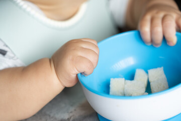 【ベビー】離乳食を食べる赤ちゃんの手【子供】