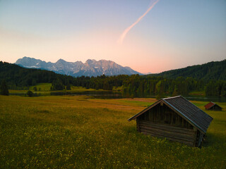 Geroldsee bei Sonnenaufgang in den Alpen, Wagenbrüchsee, mit Karwendel, Krün, Werdenfelser Land,...