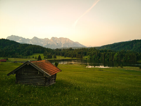 Geroldsee bei Sonnenaufgang in den Alpen, Wagenbrüchsee, mit Karwendel, Krün, Werdenfelser Land, Oberbayern, Bayern, Deutschland, Europa