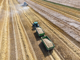 Luftaufnahme Traktor mit Mähdrescher bei der Ernte eines Getreidefeld
