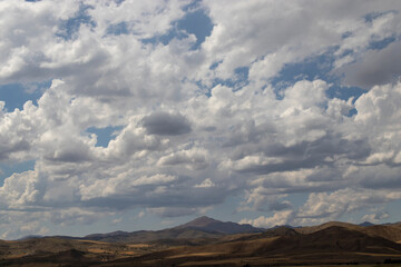 Obraz premium clouds over the mountain