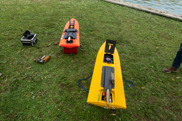 barco radiocontrol de alta velocidad en un lago artificial