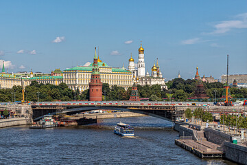 Obraz premium View of the Kremlin and repairs on the Bolshoy Kamenny Bridge