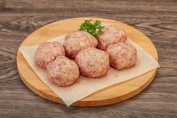 Raw turkey meatball for cooking