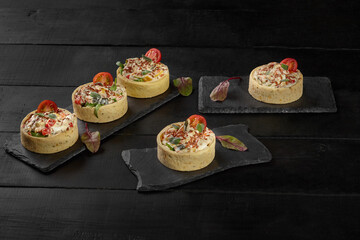 Shortbread tartlets stuffed with cream cheese and baked vegetables