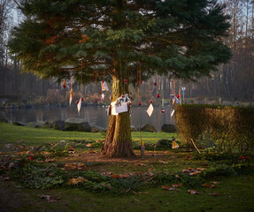 Wunschbaum im Stadtpark von Plaidt in der Eifel im Winter mit buntem Schmuck und vielen Karten