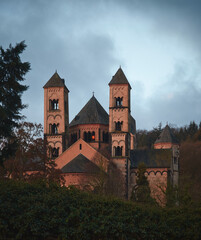 Die berühmte Abtei von Maria Laach am Laacher See in Rheinland-Pfalz Deutschland im winter bei...