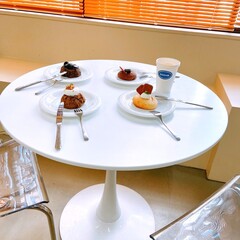 カフェのテーブルの上に置かれた４人分のケーキ