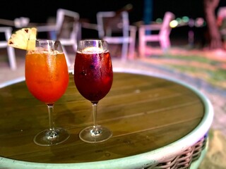 夜のビーチで楽しむフルーツカクテル