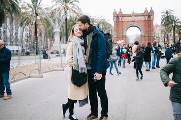 Obraz premium Cheerful couple kissing in Barcelona street
