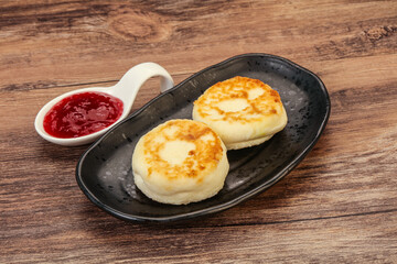Cottage cheese pancakes with strawberry jam
