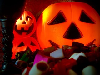 Bodegón con chucherías y caramelos con elementos de halloween.
