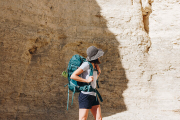Obraz na płótnie Canvas Woman traveling with backpack