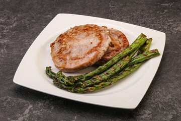 Grilled tuna steak with asparagus