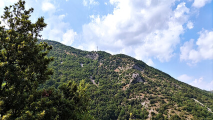 Fototapeta na wymiar Veduta dal sentiero per le cascate del Fosso di Teria a Secchiano nelle Marche