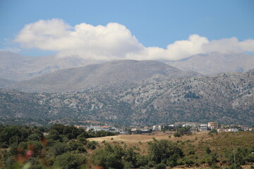 Naklejka premium view of the mountains with clouds