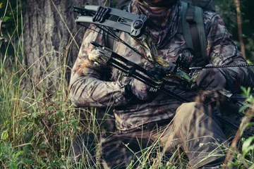 Foto auf Acrylglas Antireflex Jäger im Wald mit Pfeil und Bogen bereit, auf seine Beute zu zielen © zorandim75