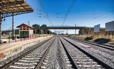 Vias de tren en una estación de ferrocarril abandonada