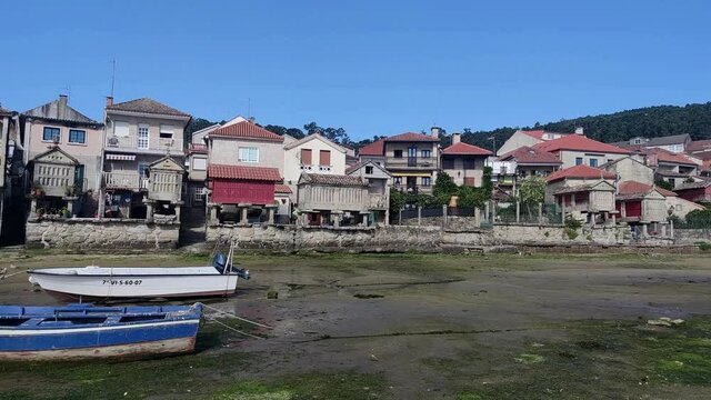 Villa pesquera de Combarro durante la marea baja, Espa&ntilde;a
