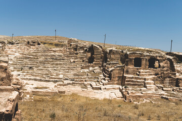 The ancient city of Dara, one of the most important settlements of Upper Mesopotamia in history, was established in 505 cave structures. carving reproach. 