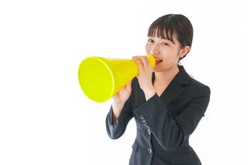 メガフォンで応援をするスーツを着たビジネスウーマン