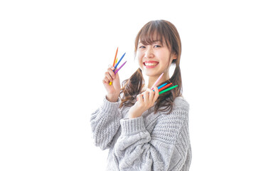 カラフルな色鉛筆を持つ女性