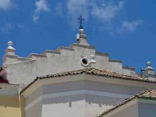 Kreuz auf einer Kirche in Südeuropa