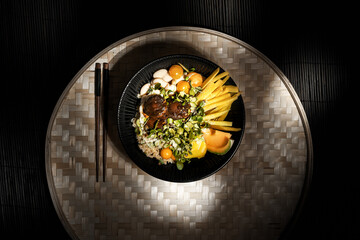 Buddha Poke Bowl in Buddha-Schale eine gesunde vegetarische Mahlzeit