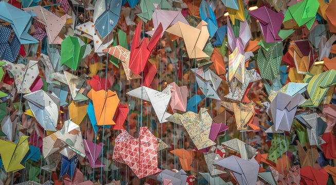 Cocotes en papier de toutes les couleurs.