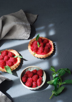 Tartlets with raspberry cream and raspberries