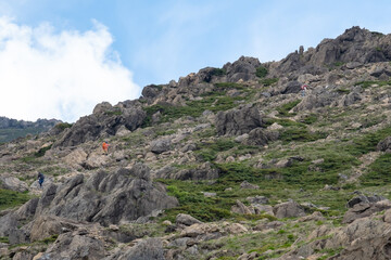 Fototapeta na wymiar 岩肌を登る