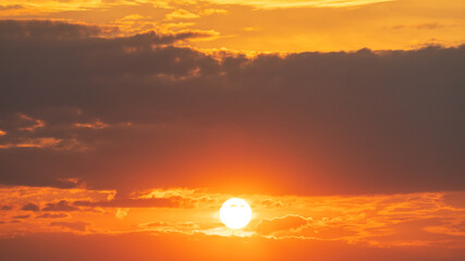 Obraz premium Beautiful sunset behind dark clouds