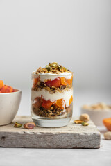 verre de granola fait maison yaourt et abricot