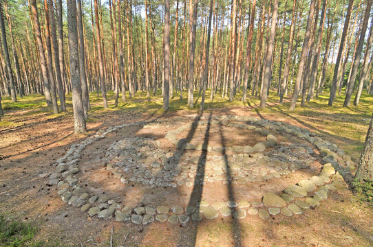 Cmentarzysko z kręgami kamiennymi w Grzybnicy, Polska