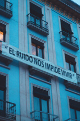 Pancarta de protesta en un edificio