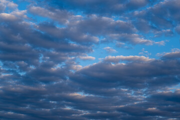 Naklejka na ściany i meble Céu azul com nuvens rebatendo a luz do sol da manha