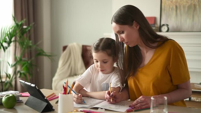 Online education at home little girl with young mommy draw Spbd