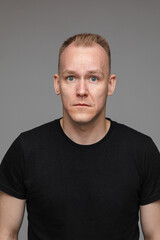 Obraz premium Scared man in black t-shirt.