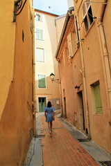 Fototapeta na wymiar Rues et façades colorées de Menton.