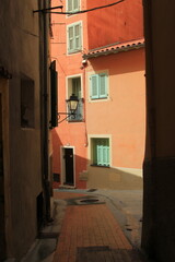 Rues et façades colorées de Menton.