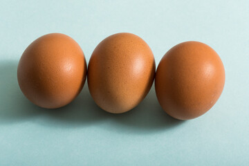 Huevos juntos en fondo azul