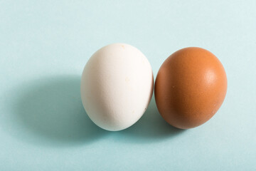 Huevos de diferente color juntos