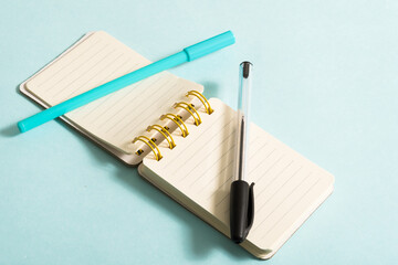 Lapiceros encima de una libreta de apuntes